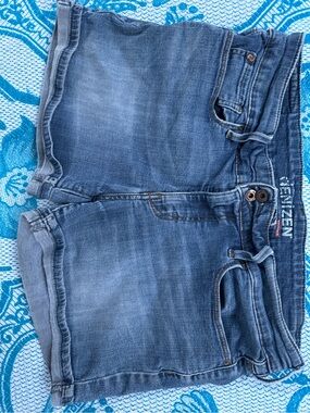 DENIZEN by Levi's Women's Cuffed Denim Shorts Size 10 Stretch Medium Wash